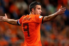 爱游戏赛事直播 -亚冠季后赛对决在即！广州队演练定位球，波士顿凯尔特人密集防守应对