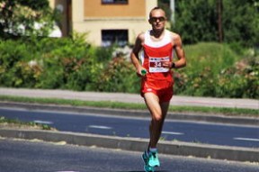 爱游戏赛事直播 -羽毛球赛场焦点！韩国队对阵英格兰队，意外判罚引发热议，比赛氛围紧张