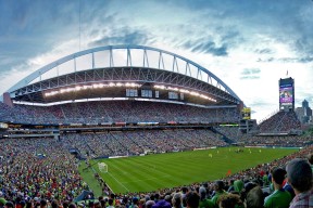 爱游戏综合 -哈兰德赛后谦逊发言登热搜，曼城险胜利雅得新月引发热议