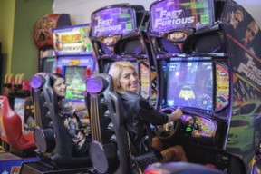 爱游戏综合 -Rookie重返赛场，领先优势明显首场状态出色，G2观众沸腾！上演精彩一战